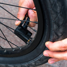 Cargar imagen en el visor de la galería, Bomba para inflar de 23'